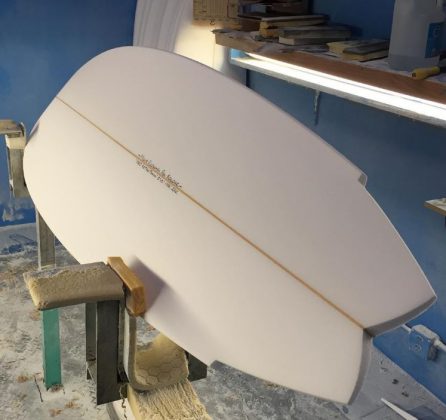 Mark Richards acabou de fazer essa 1980 Retro Twin Fin para Kolohe Andino. Uma 5'10