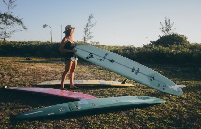 Chloé Calmon assina modelo de longboard da New Advance. Foto: Regi Galvão .