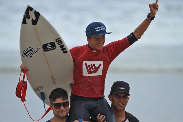 Eduardo Motta Hang Loose Surf Attack, Pitangueiras, Guarujá. Foto: Adriana Berlinck.