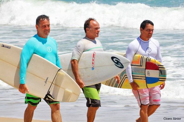 Legends Sérgio Coxinha (RN), odalto de Castro e Sérgio Testinha (RN) Setembro Surf, pico do Pontão, Praia do Iguape (CE). Foto: Redação Waves.