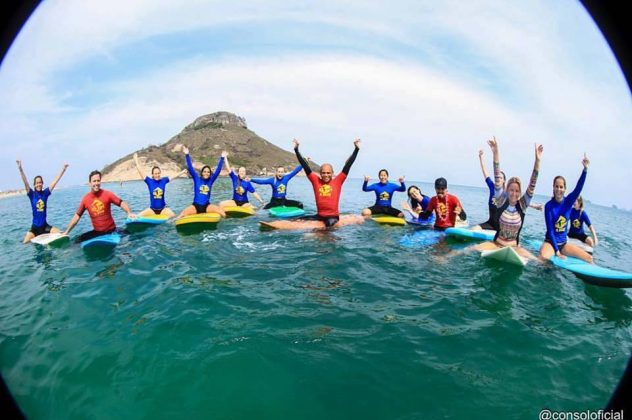 Rio Surf’n’Stay promove aulas de yoga e surfe aos sábados no Recreio dos Bandeirantes (RJ). Foto: Divulgação.