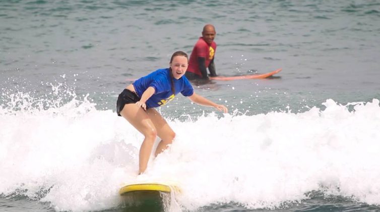 Rio Surf’n’Stay promove aulas de yoga e surfe aos sábados no Recreio dos Bandeirantes (RJ). Foto: Divulgação.