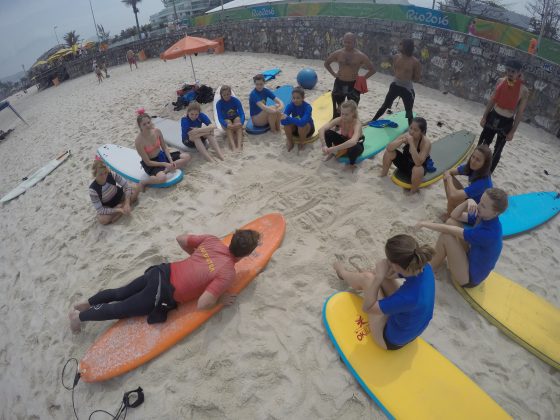 Rio Surf’n’Stay promove aulas de yoga e surfe aos sábados no Recreio dos Bandeirantes (RJ). Foto: Divulgação.