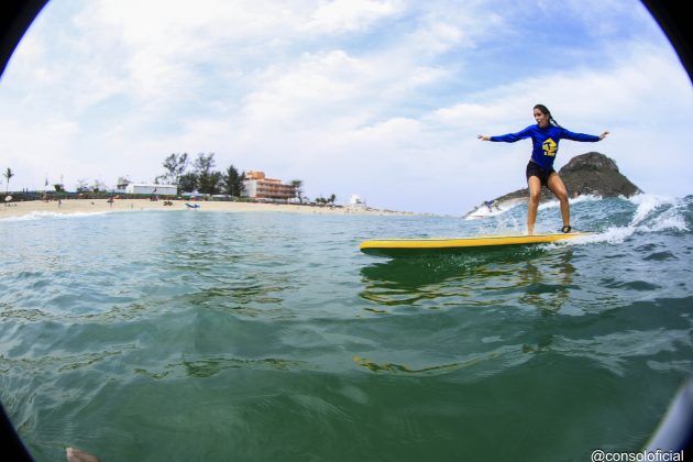 Rio Surf’n’Stay promove aulas de yoga e surfe aos sábados no Recreio dos Bandeirantes (RJ). Foto: Divulgação.