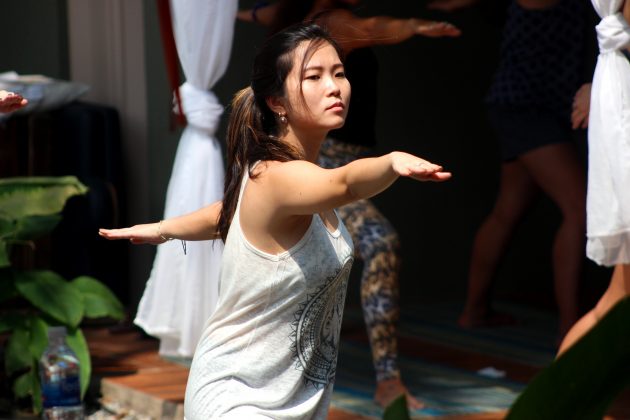 Rio Surf’n’Stay promove aulas de yoga e surfe aos sábados no Recreio dos Bandeirantes (RJ). Foto: Divulgação.