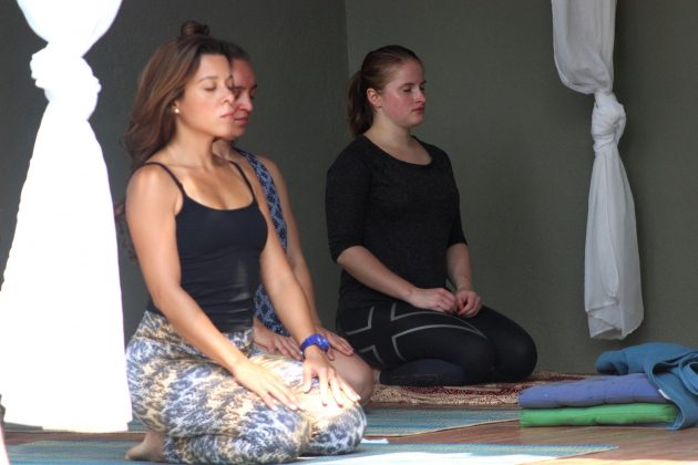 Rio Surf’n’Stay promove aulas de yoga e surfe aos sábados no Recreio dos Bandeirantes (RJ). Foto: Divulgação.