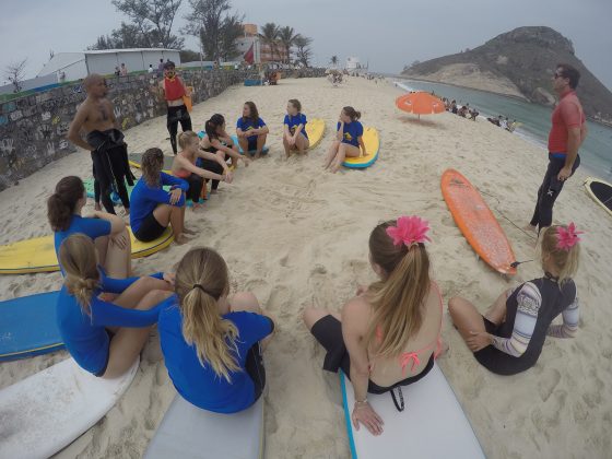 Rio Surf’n’Stay promove aulas de yoga e surfe aos sábados no Recreio dos Bandeirantes (RJ). Foto: Divulgação.