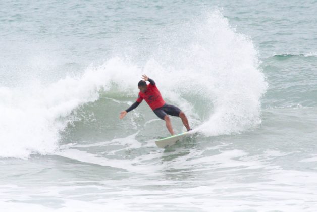 Luiz Diniz Rip Curl Guarujaense, Praia do Tombo, Guarujá. Foto: João Carvalho.