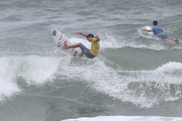 Luan Hanada Rip Curl Guarujaense, Praia do Tombo, Guarujá. Foto: João Carvalho.