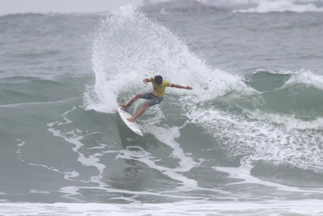 Luan Hanada Rip Curl Guarujaense, Praia do Tombo, Guarujá. Foto: João Carvalho.