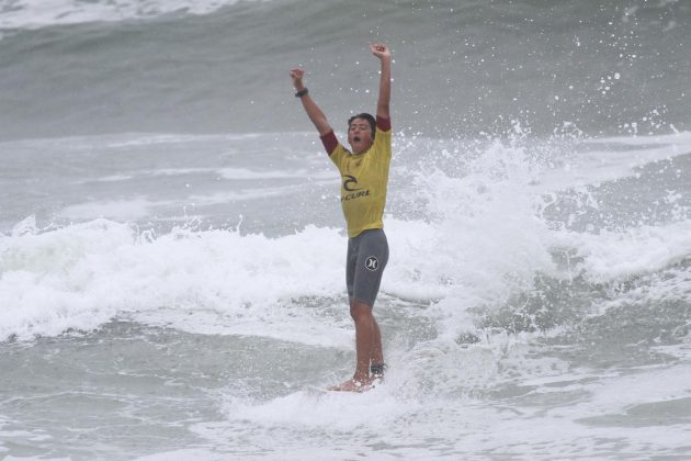 Luan Hanada Rip Curl Guarujaense, Praia do Tombo, Guarujá. Foto: João Carvalho.