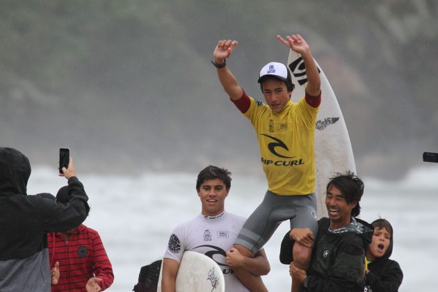 Luan Hanada Rip Curl Guarujaense, Praia do Tombo, Guarujá. Foto: João Carvalho.