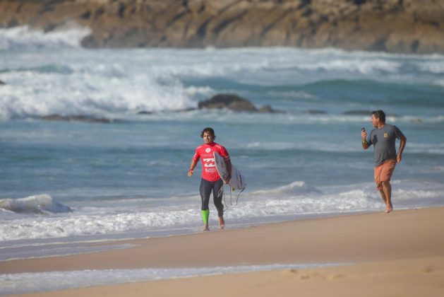 Ian Gouveia e Paulo Kid, Billabong Pro Cascais 2016, Guincho, Portugal. Foto: © WSL / Masurel.