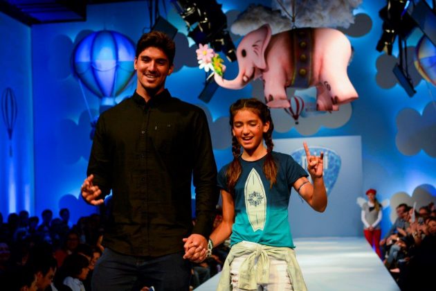 Gabriel e Sophia Medina durante o desfile da linha de roupas da caçula na Fashion Weekend Kids, principal evento de moda infantil, em São Paulo. . Foto: Divulgação.