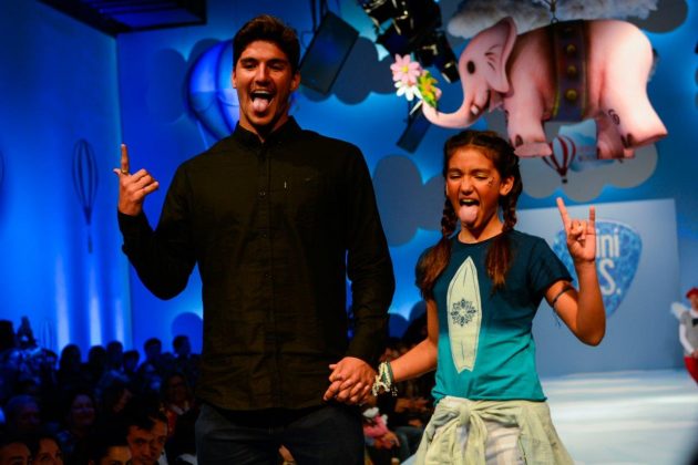 Gabriel e Sophia Medina durante o desfile da linha de roupas da caçula na Fashion Weekend Kids, principal evento de moda infantil, em São Paulo. . Foto: Divulgação.