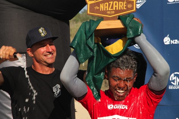 Mike e Sócrates Santana Nazaré Pro 2016, Praia de Nazaré, Portugal. Foto: Lima Jr. .