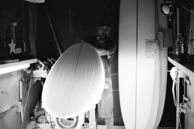 The Original Sixtyniner Shaper Axel Lortentz visita fábrica da SRS Surfboards para shaping session. . Foto: Divulgação.