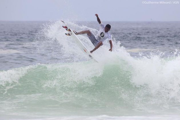 Cauã Costa Segunda etapa, Circuito ASN, canto da pedra do Pampo, praia de Itacoatiara (RJ).  . Foto: Dunbar.