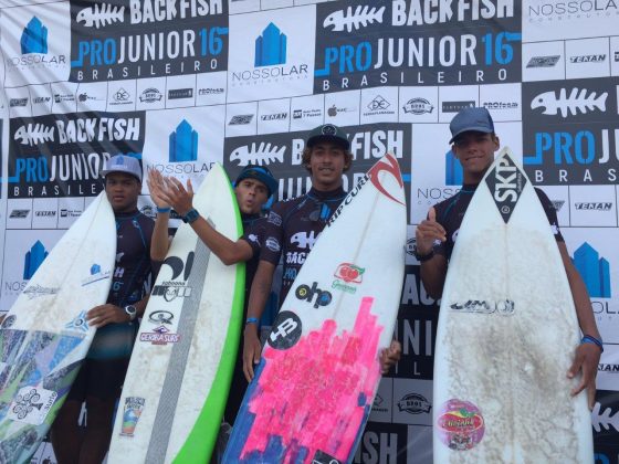 Pódio com Weslley Dantas, Théo Fresia, Samuel Pupo e Tiago Silva Brasileiro Pro Junior, Peruíbe. Foto: Fábio Maradei.