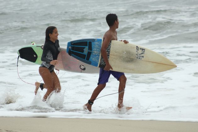 Luiza Marque e Raphael Oliveira felizes da vida após o treino Maicol Santos, de local bravo a coach atencioso. Foto: Fi Burjato.