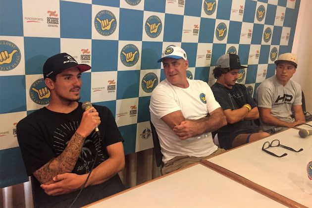 Gabriel Medina, Alfio Lagnado e Ian Gouveia, Hang Loose Pro Contest 2016, Joaquina, Florianópolis (SC). Foto: Zé Mauro.