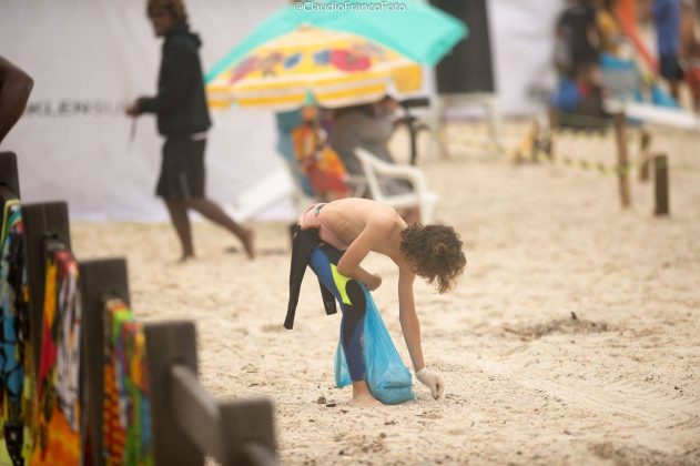 Mutirão de limpeza quarta etapa do Circuito Arpoador Surf Club, praia do Arpoador (RJ). Foto: Claudio Franco.