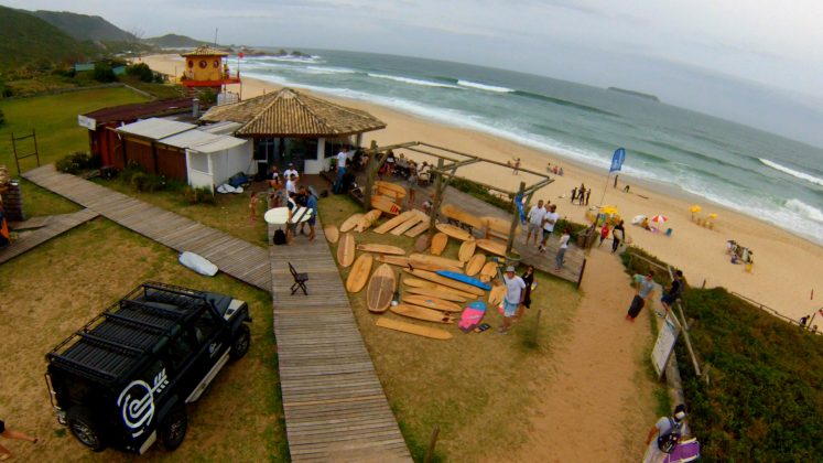 Últimas vagas para o workshop com David Weber Surfboards, onde o participante fará sua própria prancha de madeira. Foto: Kato Higuchi.