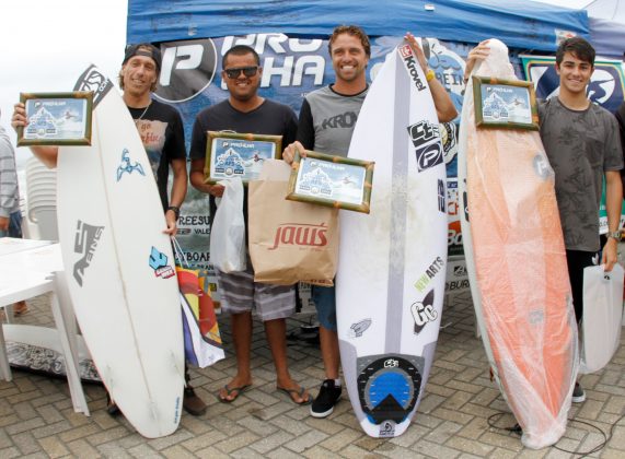 Pódio da Open terceira etapa do Surf Treino AFS, Prainha, São Francisco do Sul (SC). Foto: Basílio Ruy.