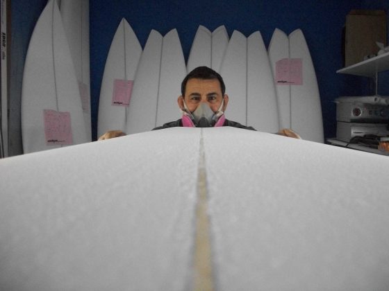Shaper Edgard Gomes, da EDGOsurfboards, apresenta suas criações na The Board Trader Show. Foto: Divulgação.