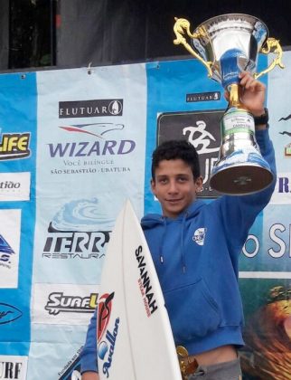 Caio Costa, campeão da Estreantes do Circuito terceira etapa do Circuito Sebastianense de Surf, praia de Guaecá, São Sebastião. Foto: Alexander Garcez.