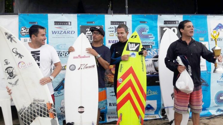 Pódio Kahunas terceira etapa do Circuito Sebastianense de Surf, praia de Guaecá, São Sebastião. Foto: Alexander Garcez.