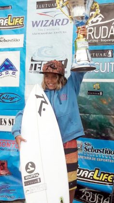 Murillo Coura, campeão da Petit do Circuito terceira etapa do Circuito Sebastianense de Surf, praia de Guaecá, São Sebastião. Foto: Alexander Garcez.