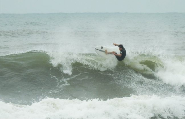 Renan Kajyia terceira etapa do Circuito Sebastianense de Surf, praia de Guaecá, São Sebastião. Foto: Alexander Garcez.