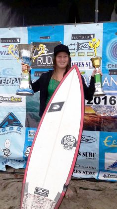 Yohana Sarandini, campeã da Feminino do Circuito terceira etapa do Circuito Sebastianense de Surf, praia de Guaecá, São Sebastião. Foto: Alexander Garcez.