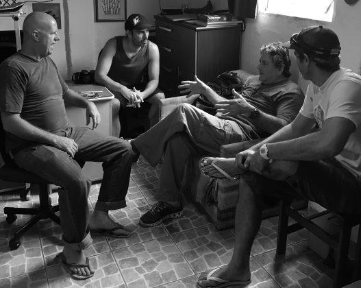 Foto tirada na Silver Surf Surfboards, em Santos (SP), durante visita de Rod McDonald ao Brasil. Da esquerda para direita: Flávio Carioca, Sylvio Tico, Rod McDonald e Adriano Teco conversam sobre os plugs desenvolvidos para a produção dos blocos no Brasil. Foto: Arquivo pessoal.