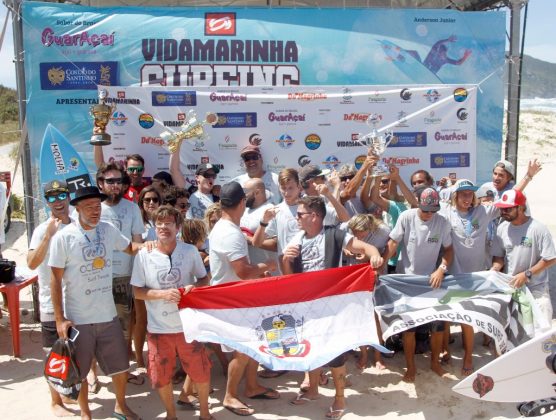 ASB Barra do Sul, campeã da etapa e ASG Garopaba, vice-campeã fazendo a festa Segunda etapa do Vida Marinha Surfing Games Interassociações 2016, praia do Santinho, Florianópolis (SC). Foto: Basílio Ruy.