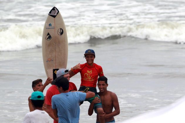 Gustavo Giovanardi 21º A Tribuna de Surf Colegial, Praia do Tombo, Guarujá. Foto: Rogerio Soares.