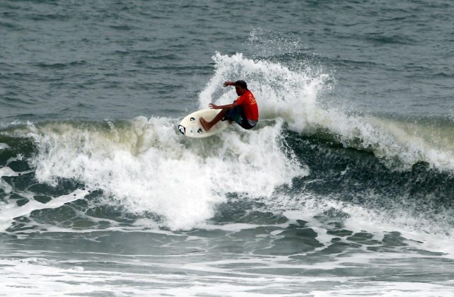 Gustavo Giovanardi 21º A Tribuna de Surf Colegial, Praia do Tombo, Guarujá. Foto: Rogerio Soares.