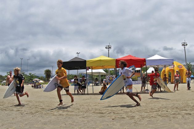  Encontro Paulista de Escolas de Surf, praia da Enseada, Bertioga (SP). Foto: Adriana Berlinck.