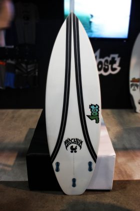 A transição das faixas de carbono, do fundo para o deck, parece ter criado, junto com o resto da construção, uma flexibilidade que torna essa prancha de EPS mais parecida com uma de PU, The Board Trader Show 2016. Foto: Vinicius Sá Moura.