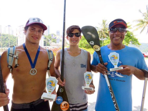 À direita, amarradão com seu troféu.  . Foto: Arquivo pessoal.