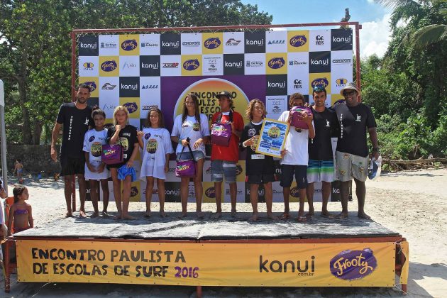 Instituto Gabriel Medina durante o Encontro Paulista de Escolas de Surf, na Praia da Baleia, em São Sebastião. Foto: Adriana Berlinck.