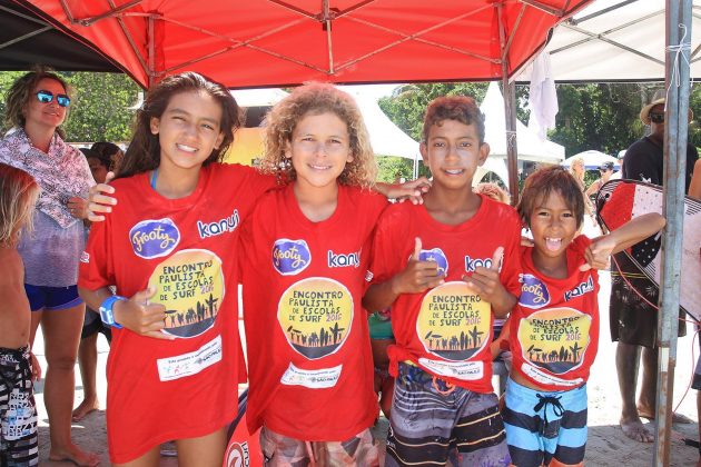 Instituto Gabriel Medina durante o Encontro Paulista de Escolas de Surf, na Praia da Baleia, em São Sebastião. Foto: Adriana Berlinck.