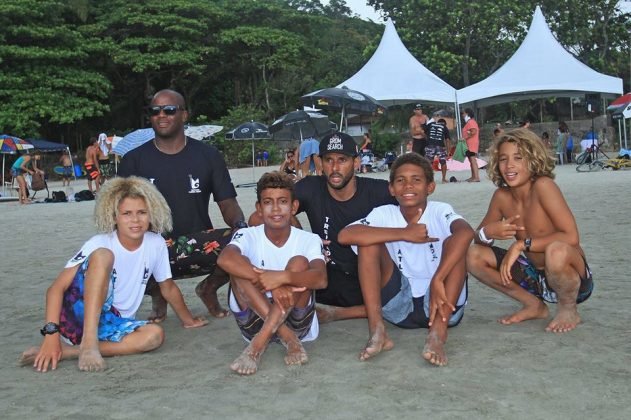 Instituto Gabriel Medina durante o Encontro Paulista de Escolas de Surf, na Praia da Baleia, em São Sebastião. Foto: Adriana Berlinck.