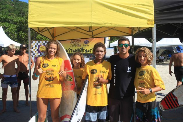 Instituto Gabriel Medina durante o Encontro Paulista de Escolas de Surf, na Praia da Baleia, em São Sebastião. Foto: Adriana Berlinck.