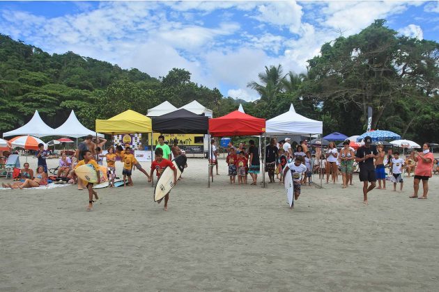 Instituto Gabriel Medina durante o Encontro Paulista de Escolas de Surf, na Praia da Baleia, em São Sebastião. Foto: Adriana Berlinck.