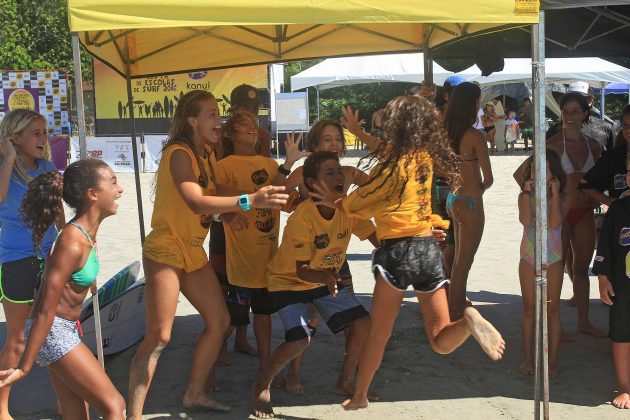 Instituto Gabriel Medina durante o Encontro Paulista de Escolas de Surf, na Praia da Baleia, em São Sebastião. Foto: Adriana Berlinck.