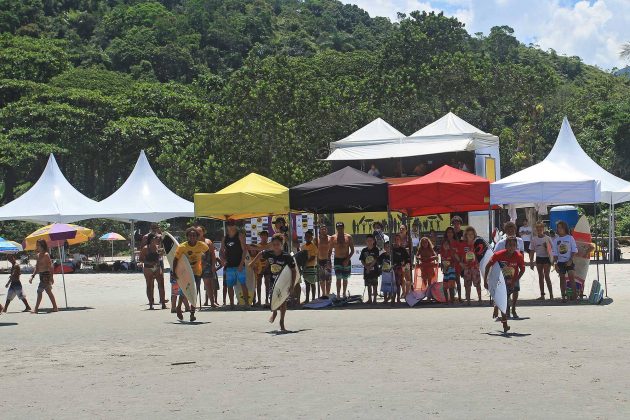 Instituto Gabriel Medina durante o Encontro Paulista de Escolas de Surf, na Praia da Baleia, em São Sebastião. Foto: Adriana Berlinck.