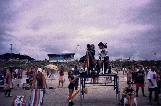 Agobar Júnior e Lauro Maeda, duas lendas da fotografia de surfe clicando as ondas do OP Pro Imbituba 94, em frente ao primeiro palanque móvel do Brasil OP Pro Imbituba 94. Foto: Renato de Alexandrino.