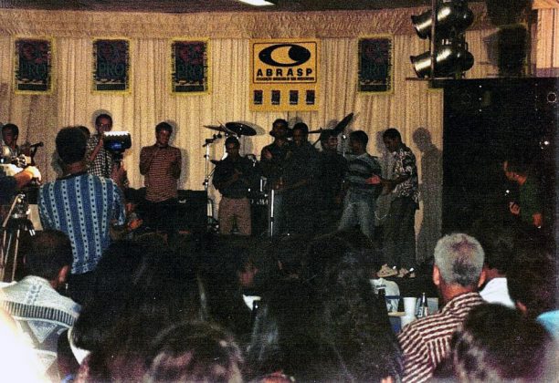 Festa de entrega de prêmios aos melhores surfistas do Circuito Brasileiro de , realizada no Imbituba Atlético Clube, durante o OP PRO , no mês de fevereiro deste mesmo ano, OP Pro Imbituba 94. Foto: Renato de Alexandrino.